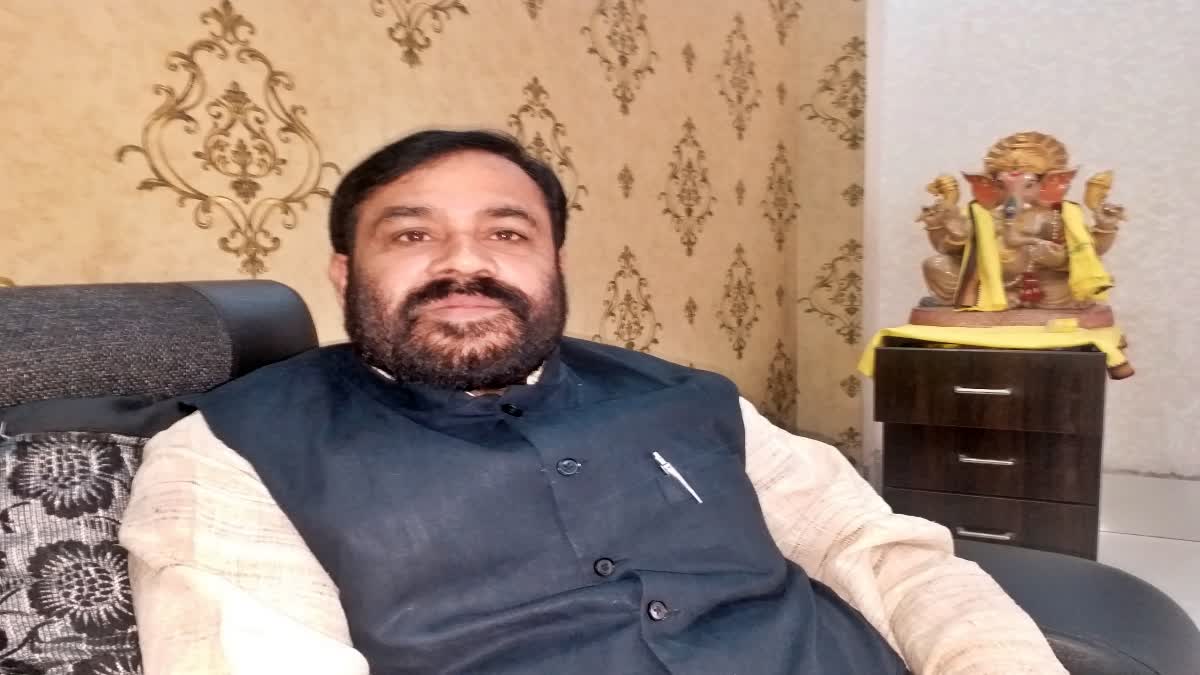 Rambabu Tiwari Photo viral in Banna Gupta office