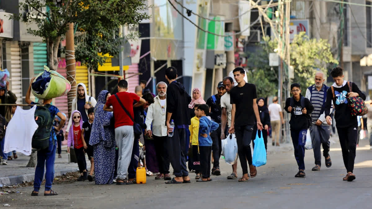 Palestinians walk in the al-Rimal neighbourhood, central Gaza City while fleeing to the southern Gaza Strip, Wednesday, Nov. 8, 2023. (AP Photo/Abed Khaled)