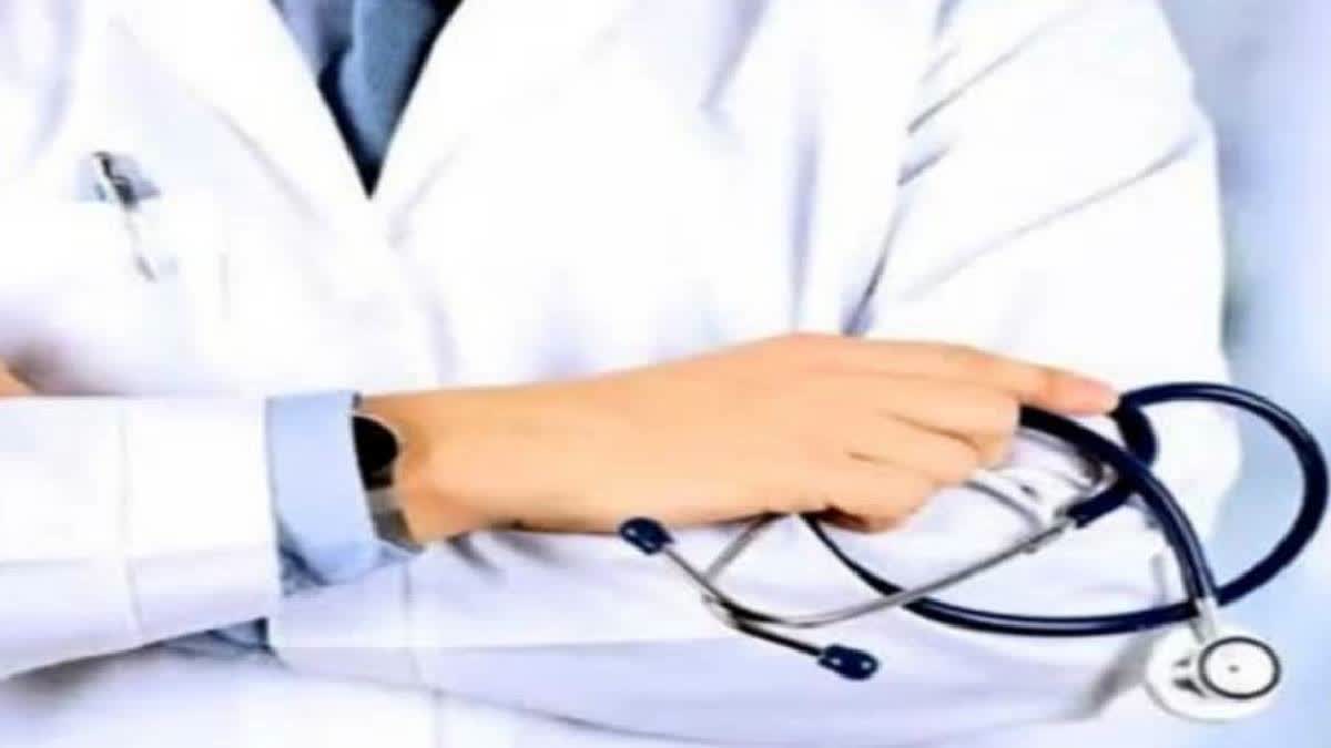 Surat Resident doctor attempted suicide in front of another doctor