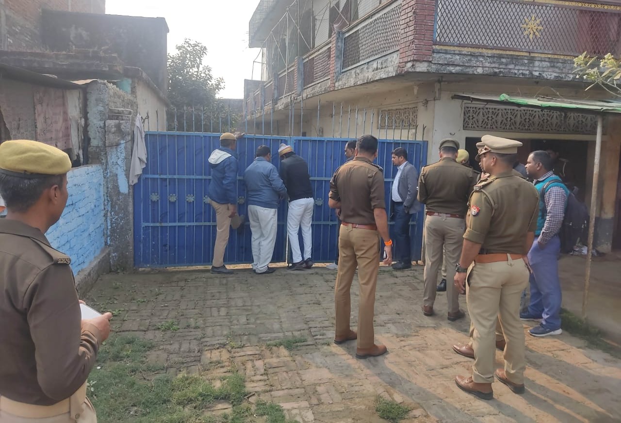 गोरखपुर पुलिस अपराधियों पर नियंत्रण के लिए चला रही अभियान