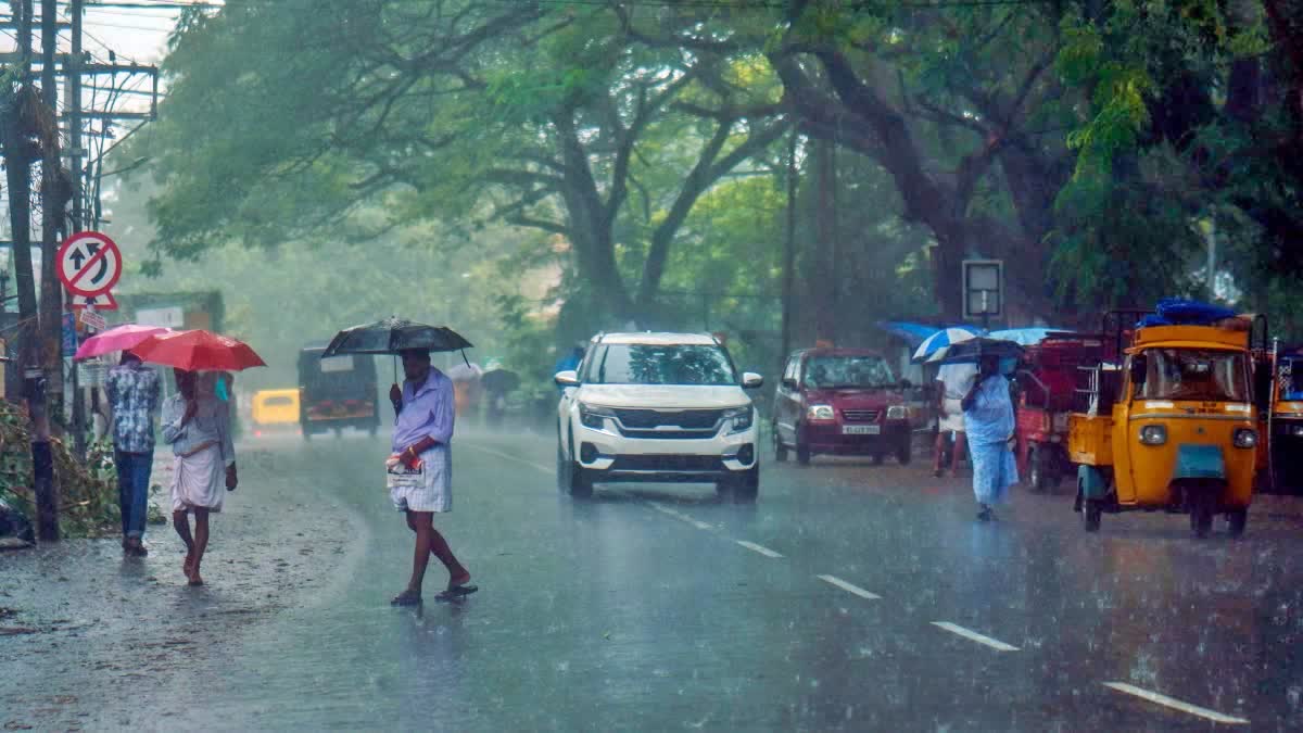 KERALA CLIMATE  RED YELLOW ORANGE ALERT DISTRICTS  RAIN PREDICTIONS KERALA  LATEST WEATHER UPDATIONS