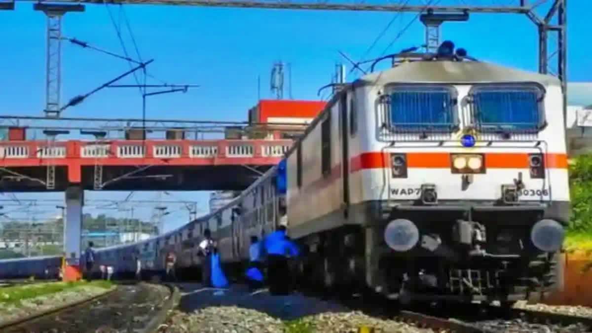 RAILWAY LOSS DUE TO WRONG SIGNAL  VISAKHAPATNAM STATION MASTER  ഇന്ത്യന്‍ റെയില്‍വേ വിശാഖപട്ടണം  ട്രെയിന്‍ സിഗ്നല്‍