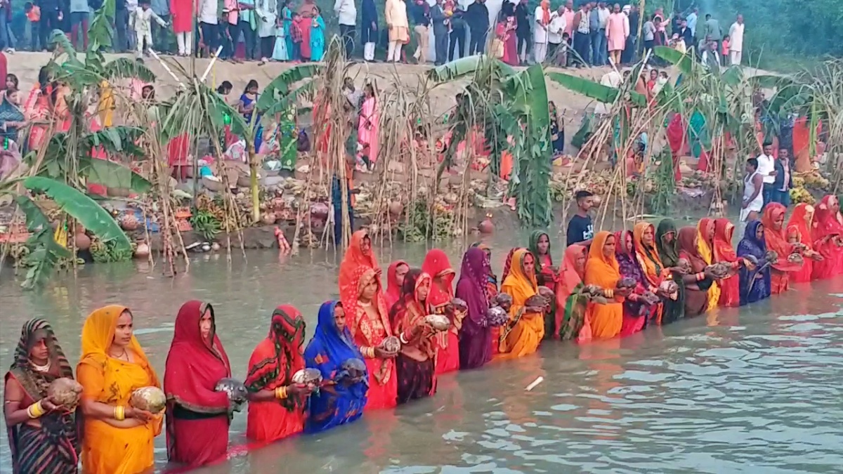 मधुबनी में अर्घ्य देती व्रती