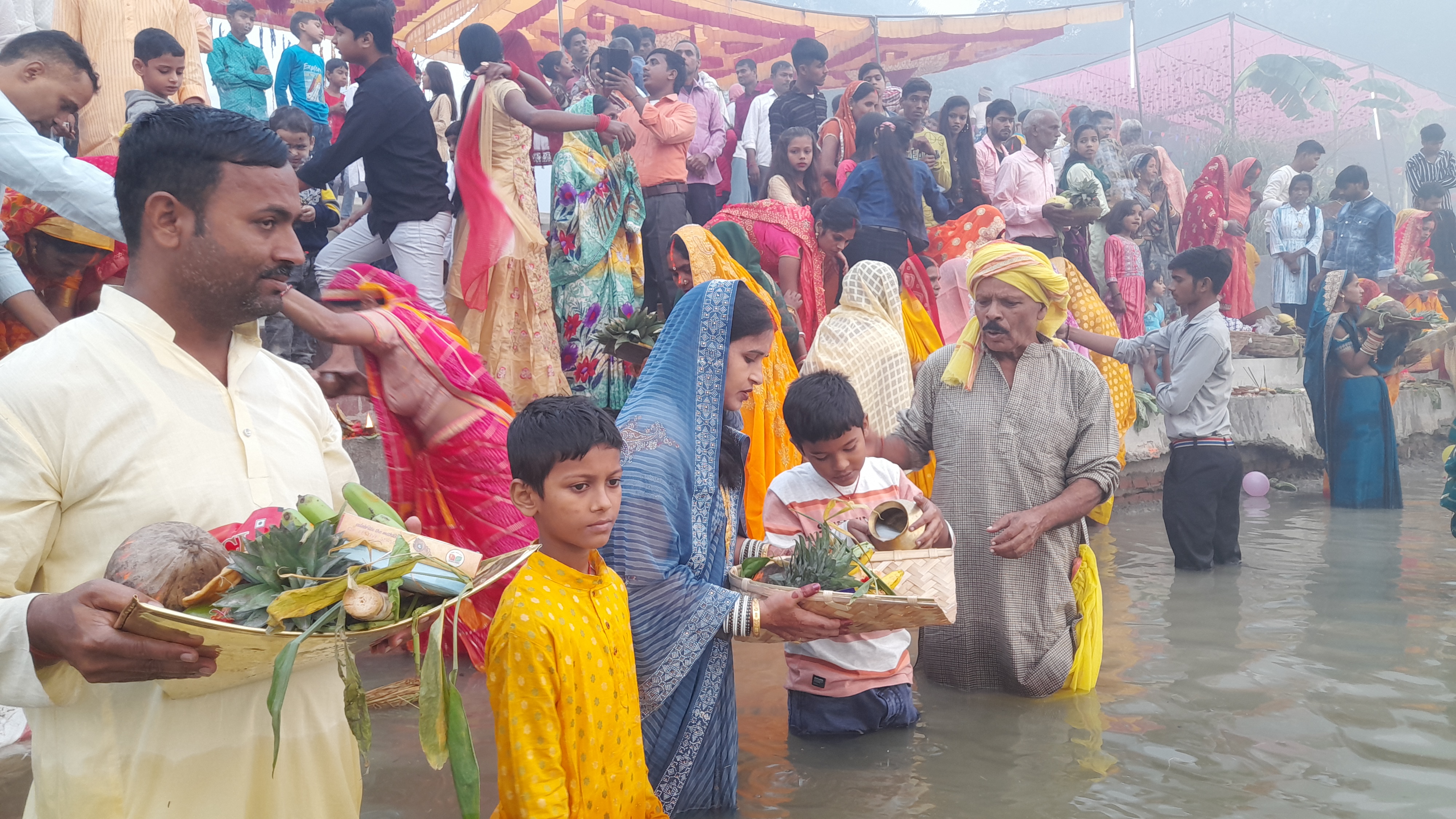 पटना में छठ घाट पर अर्घ्य देते व्रती