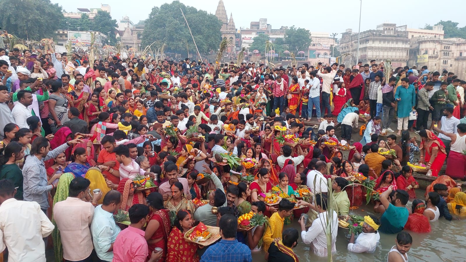 उगते सूरज को अर्घ्य देने के लिए उमड़ी भीड़.