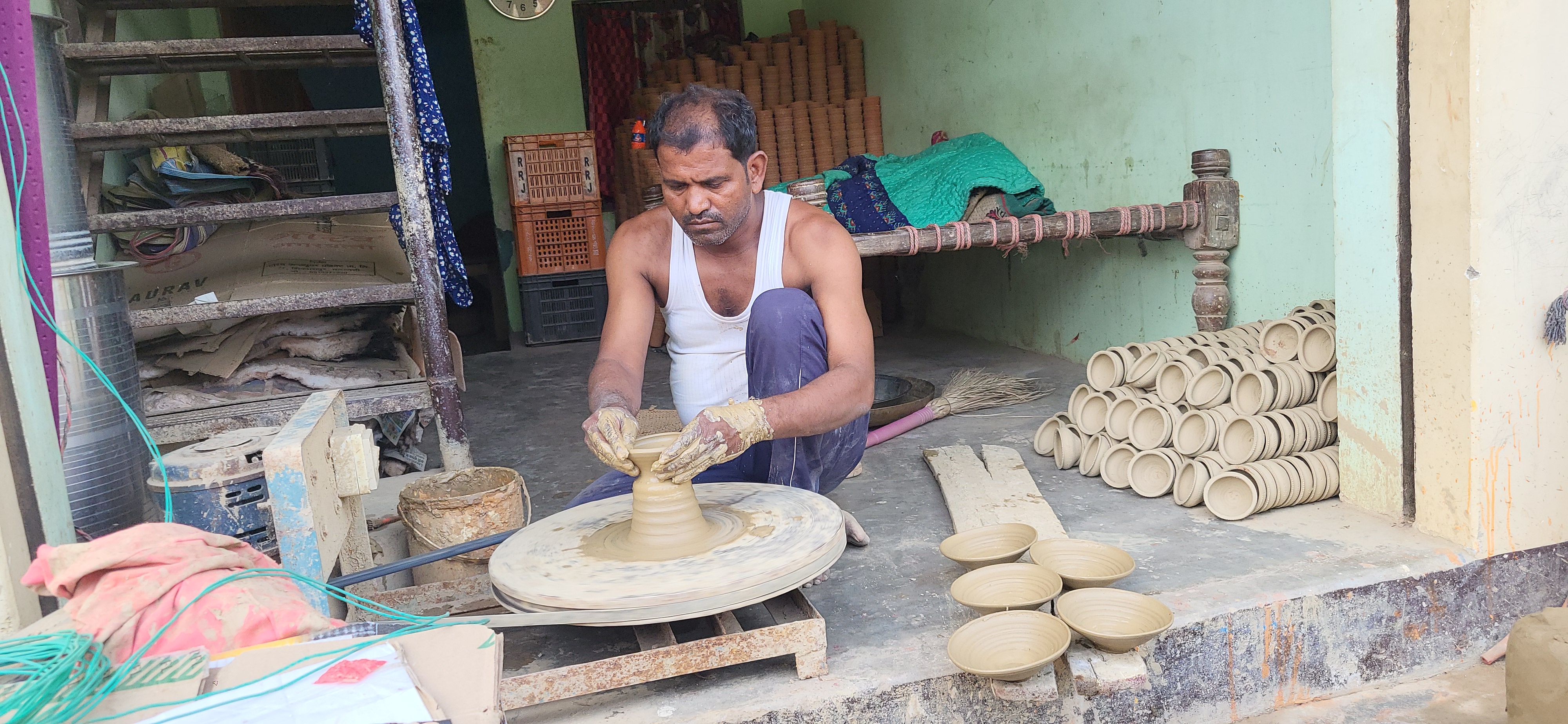 देव दीपावली के लिए दीये तैयार करता कुम्हार.