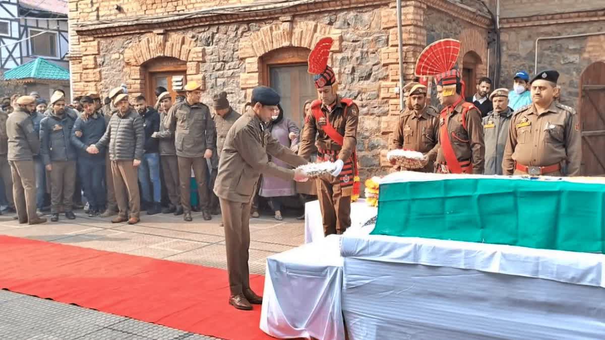 ADGP Vijay Kumar offering floral tribute