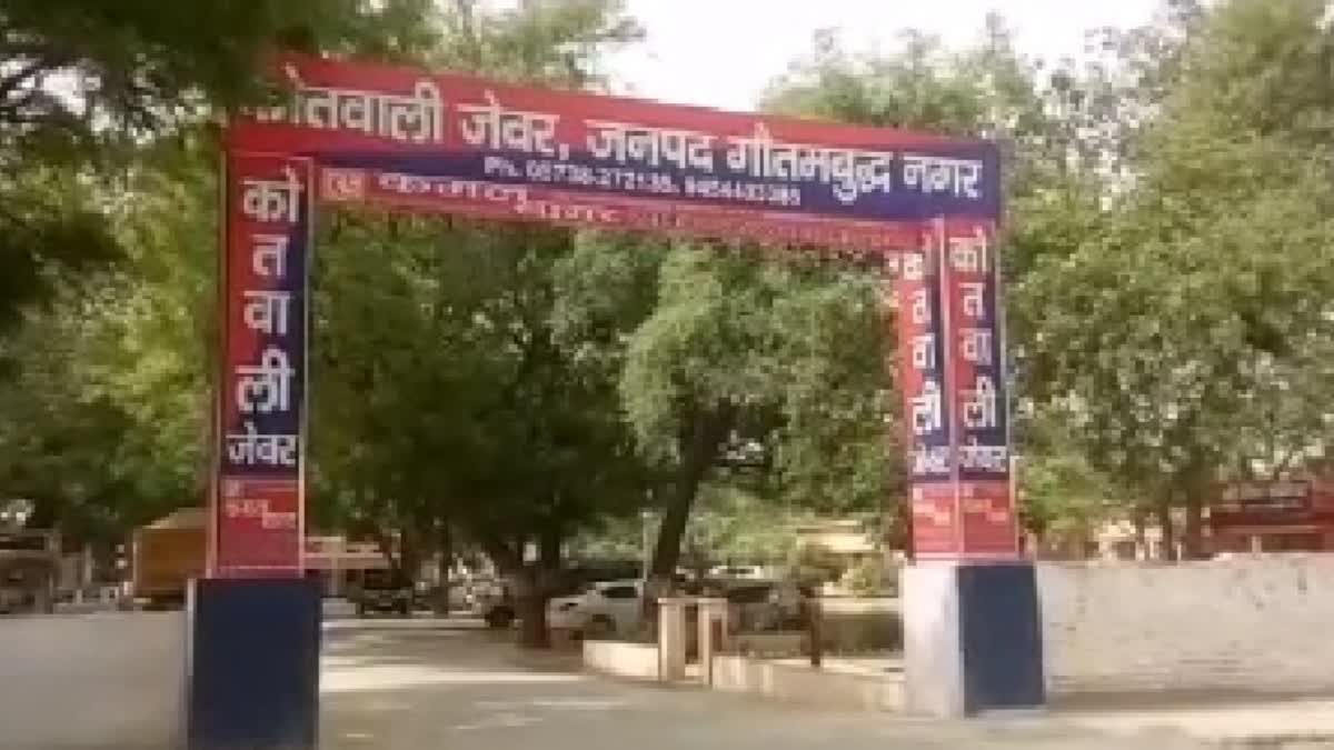 ग्रेटर नोएडा में डंपर ने मारी ई रिक्शा में जोरदार टक्कर