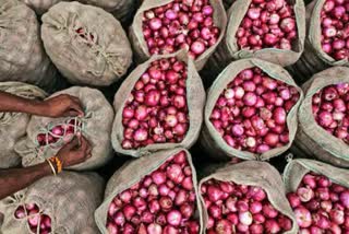 India bans onion exports  India bans onion exports till March  India bans onion news  Ban Onion Exports  ಸರ್ಕಾರದಿಂದ ಮಹತ್ವದ ನಿರ್ಧಾರ  ಈರುಳ್ಳಿ ಬೆಲೆಗೆ ಕಡಿವಾಣ  ರಫ್ತು ನಿಲ್ಲಿಸಿದ ಕೇಂದ್ರ  ದೇಶದಲ್ಲಿ ಈರುಳ್ಳಿ ಬೆಲೆ ನಿಯಂತ್ರಣ  ಕೇಂದ್ರ ಸರ್ಕಾರ ಮಹತ್ವದ ನಿರ್ಧಾರ  ದೇಶದಲ್ಲಿ ಈರುಳ್ಳಿ ಬೆಲೆಯಲ್ಲಿ ಮತ್ತೆ ಏರಿಕೆ  ಒಂದು ಕಿಲೋ ಈರುಳ್ಳಿಯ ಕನಿಷ್ಠ ಬೆಲೆ  ವಿದೇಶಿ ವ್ಯಾಪಾರ ನಿರ್ದೇಶನಾಲಯ