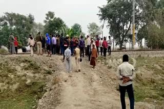Gopalganj Suicide Three people of the same family committed suicide jumping in front of the train