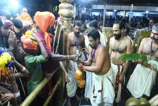 Sabarimala  Kani settlements  Ayyappa devotees  Kani tribals  Kani tribe  ശബരിമല  അയ്യന് വനവിഭവങ്ങൾ കാണിക്ക നേദിച്ചു  അഗസ്ത്യാര്‍കൂട വനം  Agasthyarkoodam  കരകൗശല വിദ്യ  അയ്യപ്പ ദര്‍ശനം