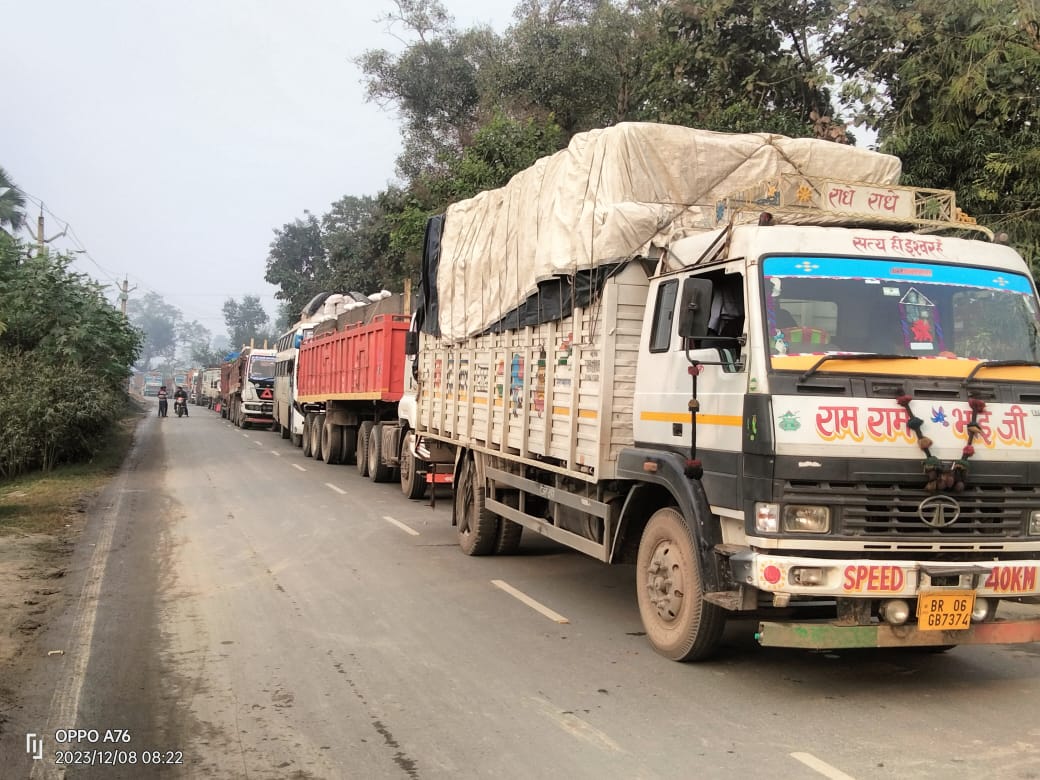 गाड़ियों की लगी लंबी कतार