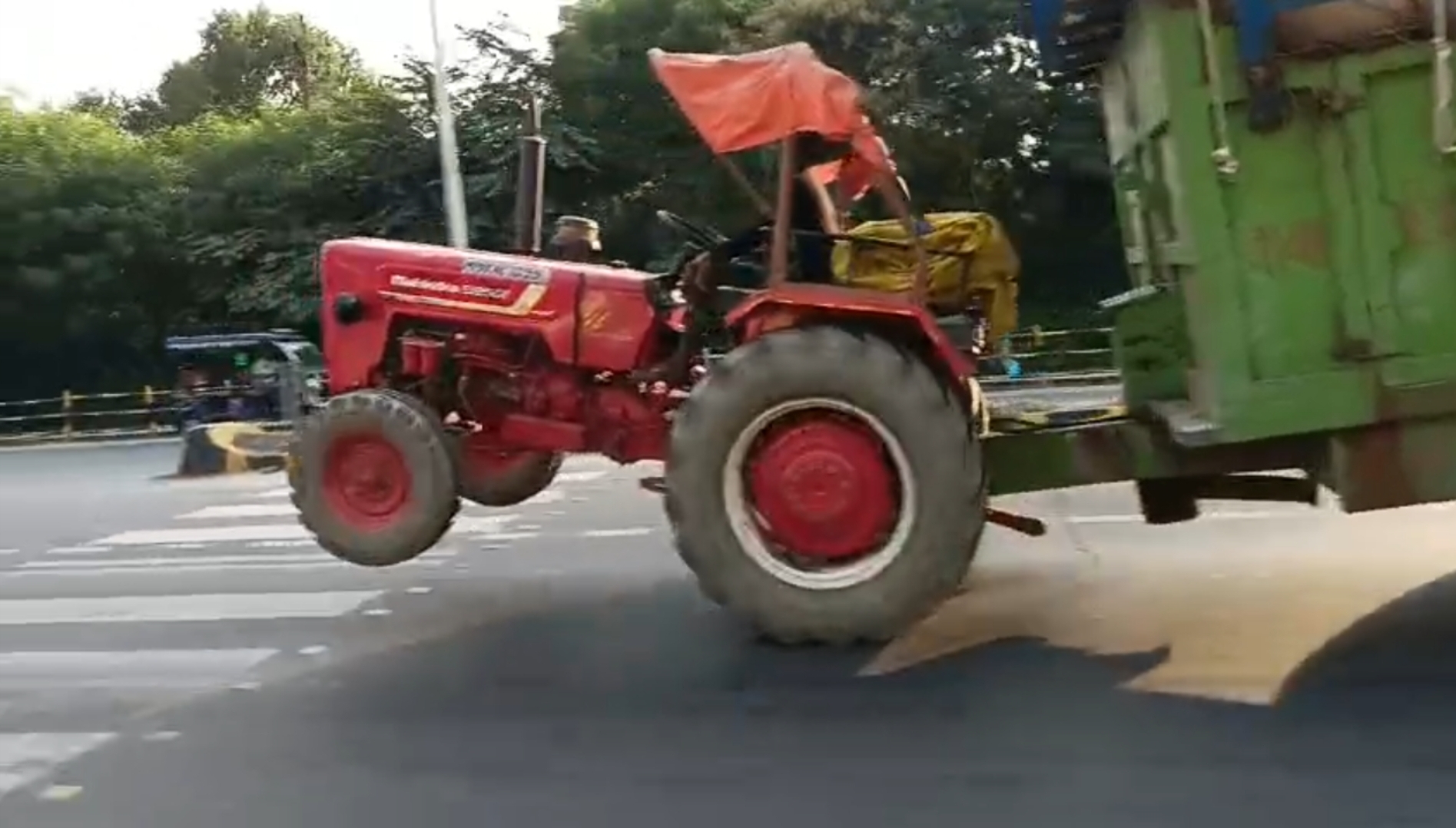 Man stunt with tractor in Morena