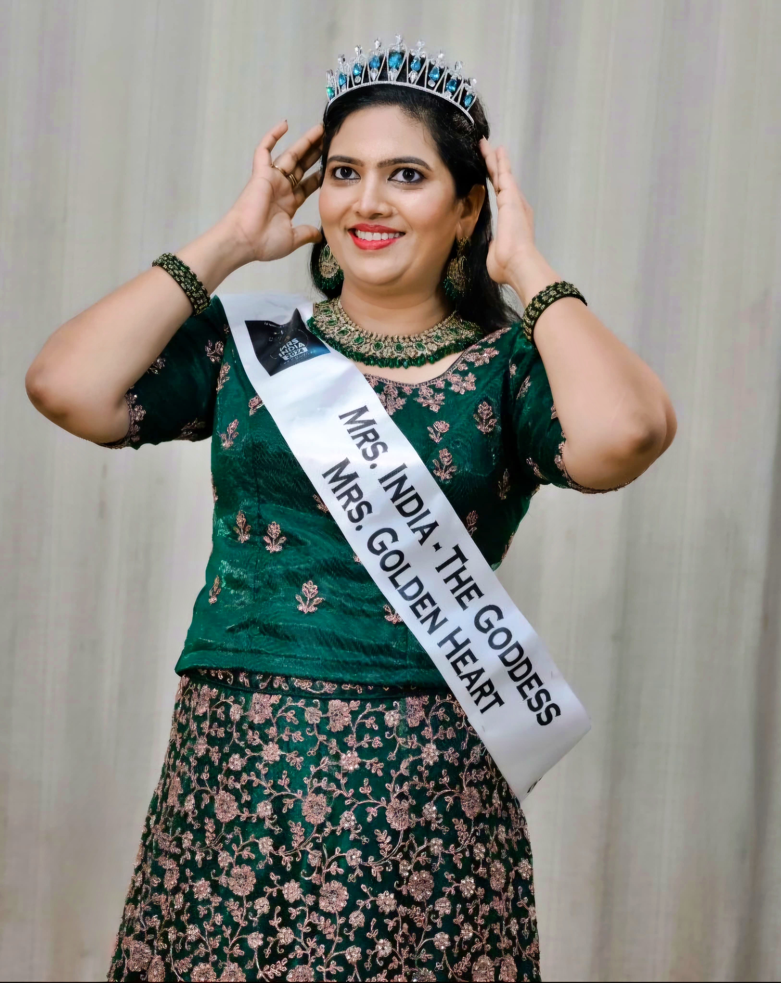 SOPHIA JAMES WON GOLDEN HEART AWARD  MISIS INDIA COMPETITION  SOPHIA JAMES IDUKKI  IDUKKI Mrs India