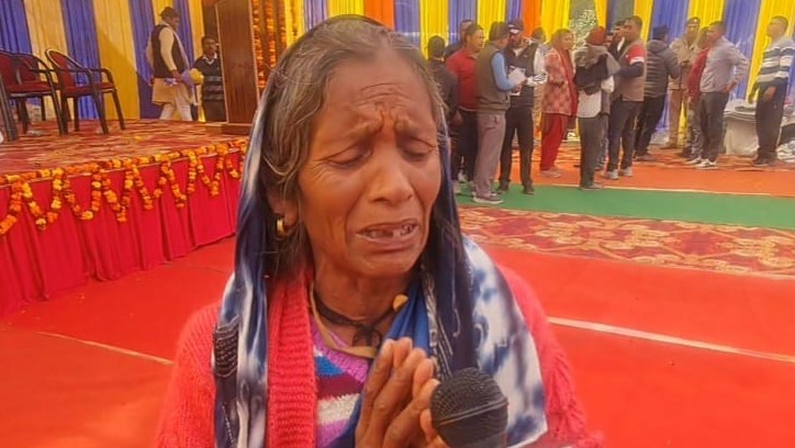 Elderly Woman Cried in Front of CM Pushkar Dhami