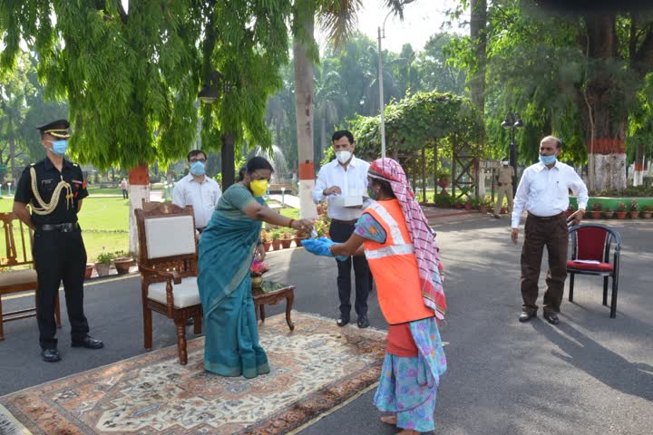 Homeopathic association met governor, राज्यपाल को दवा देते सदस्य