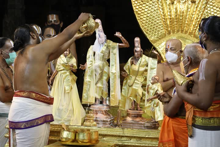 அருள்மிகு மீனாட்சிக்கு அபிஷேகம்