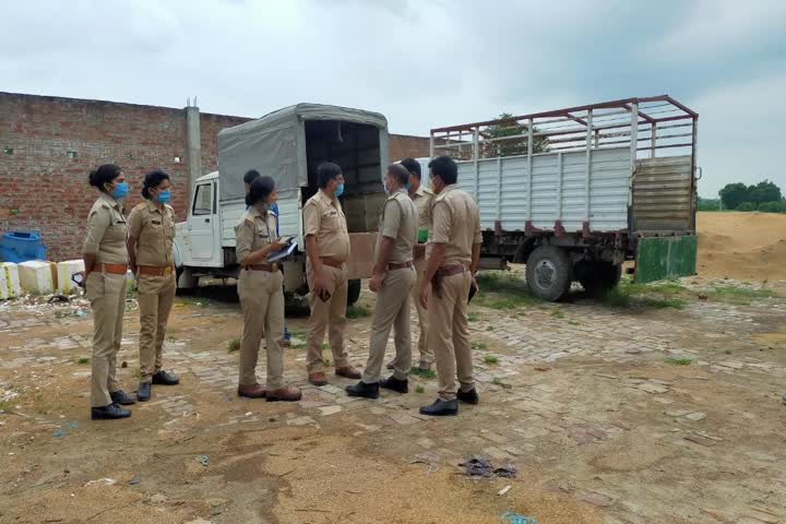 गैंगस्टर एक्ट के तरहत कार्रवाई करने पहुंची पुलिस