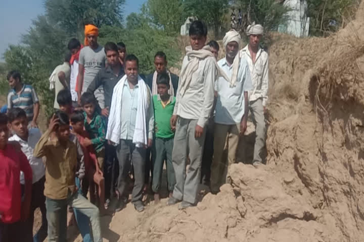 मिट्टी की ढाई गिरी, 10 वर्षीय बच्ची की दबने से मौत