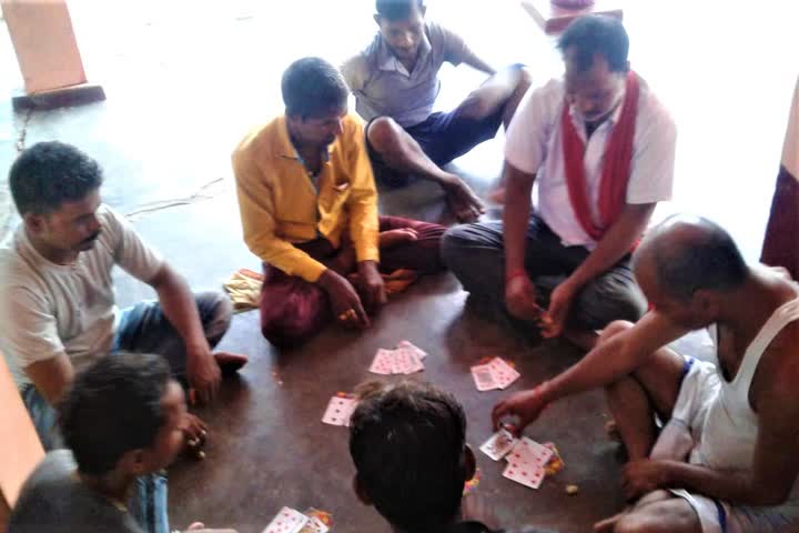 police arrested three gamblers 