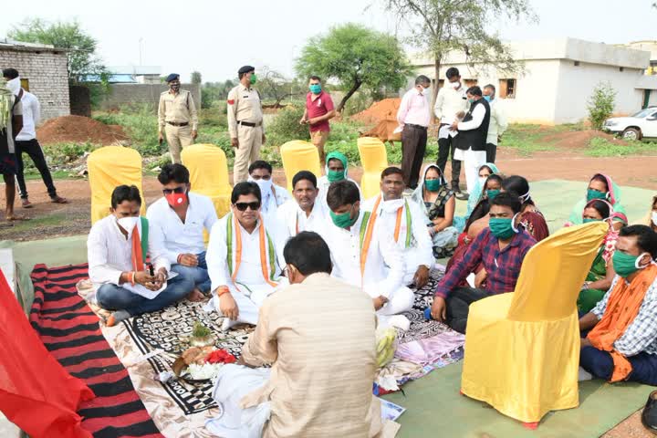 Shiv Dahriya performing Bhoomi Pujan of development work