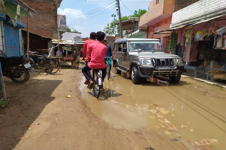 सड़कों पर जलभराव हो गया