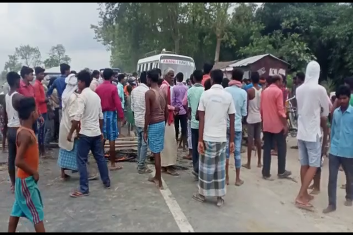 road jam due to the fighting on two parties in bettiah