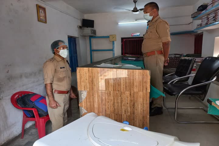 निरीक्षण करते पुलिस उपायुक्त.