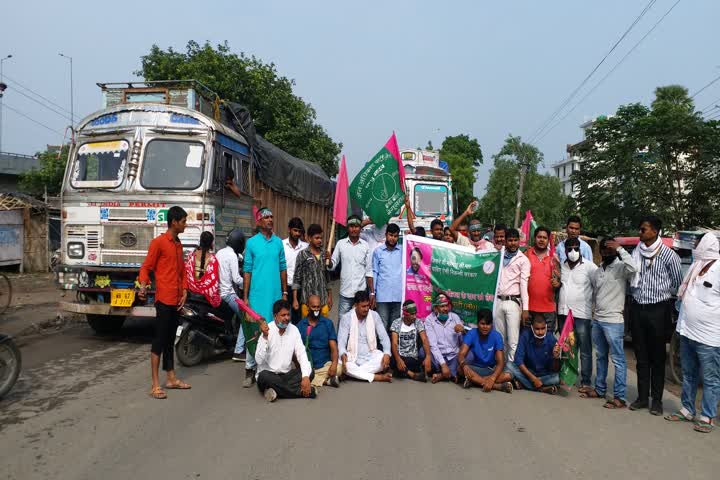 Jan Adhikar Party protests against rising prices of petrol and diesel in begudsarai