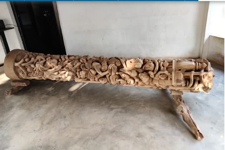 Artwork with wood in Bastar