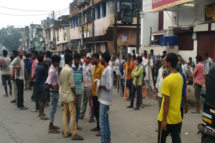 Haldwani: Unemployment forces people to sell themselves in market