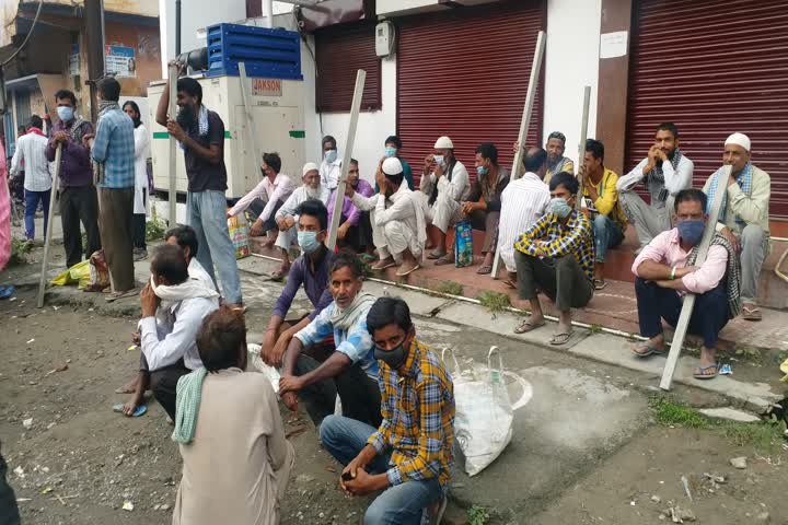 Haldwani: Unemployment forces people to sell themselves in market