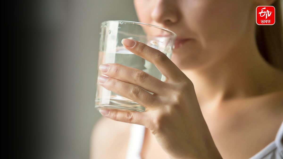 Know how much hot water should you drink on an empty stomach in winter?