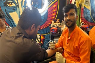 Ram devotee of Nagpur tattooing the name of Shri Ram on the hands of 1001 citizens