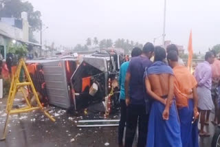 Ayyappa devotees vehicle overturned on the Karur to Salem highway