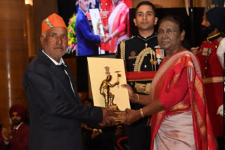 Shri Radhe Shyam Kanswal ji receiving award for her late daughter from President Murmu (Source: X@rashtrapatibhvn)