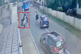 Passenger Fell From bus  യാത്രക്കാരി തെറിച്ചുവീണു  ബസ്സിൽ നിന്ന് വീണു  fell from bus