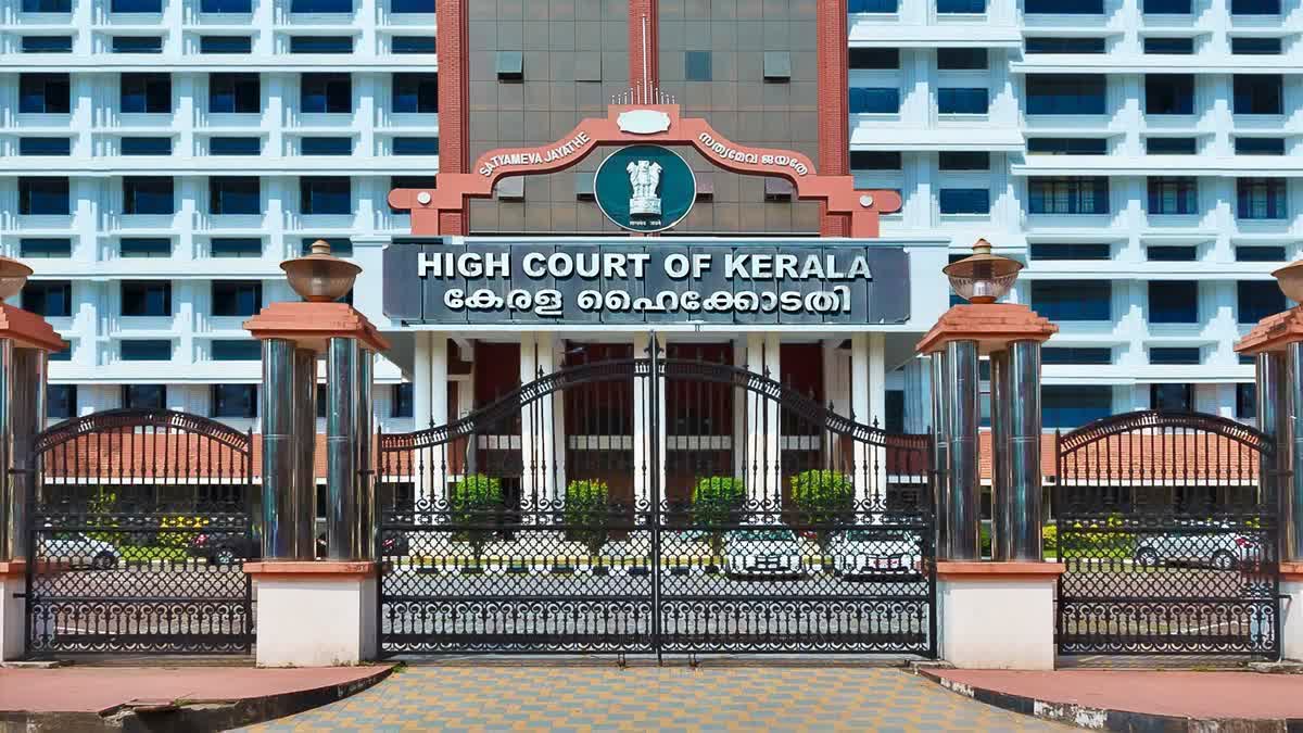 HC ON VANCHIYOOR ROAD BLOCKADE  നടുറോഡിലെ സിപിഎം ഏരിയ സമ്മേളനം  റോഡ് അടച്ച് സിപിഎം ഏരിയ സമ്മേളനം  LATEST NEWS MALAYALAM