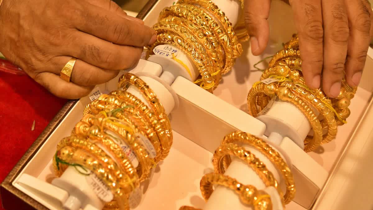 Gold price climbed Rs 300 Silver rate rise by Rs 500 on Jan 9