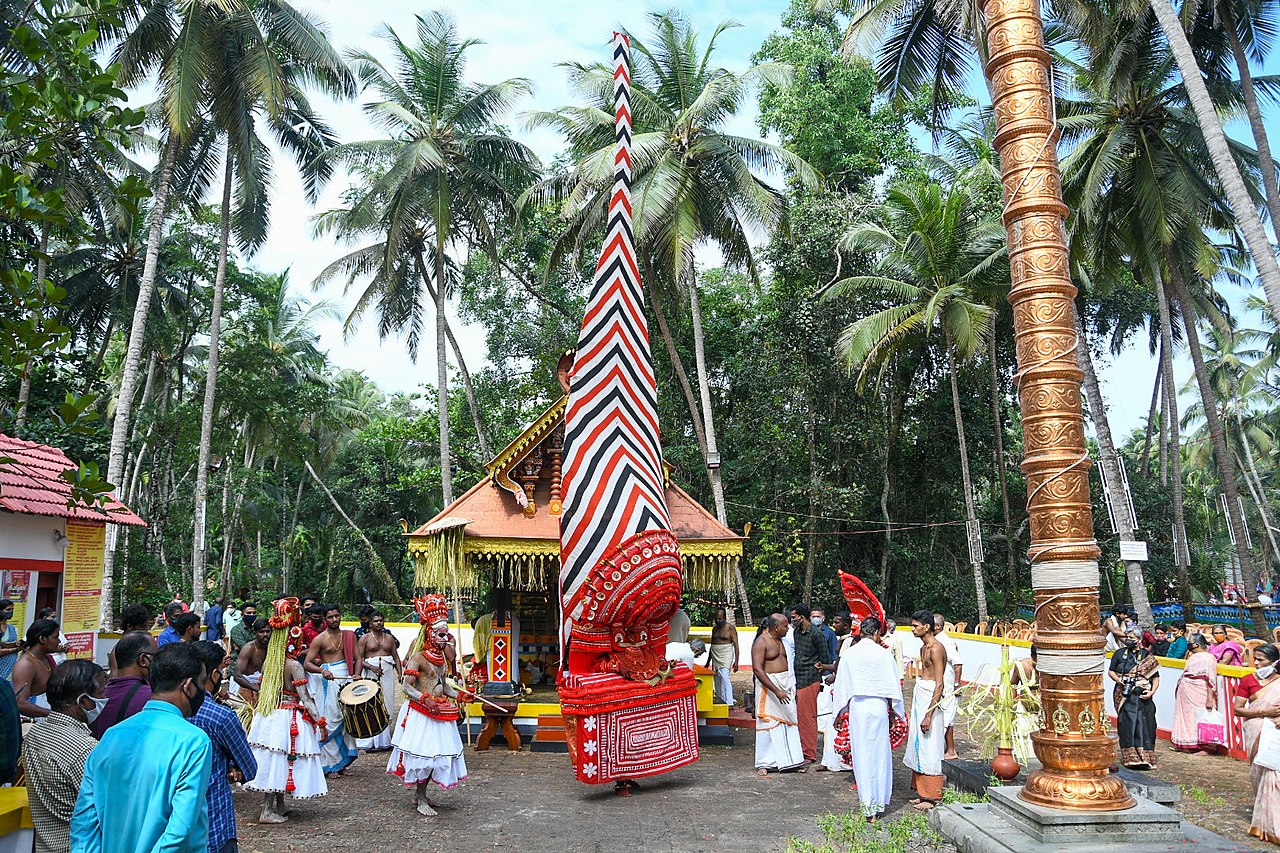 KERALA THEYYAM ART FORM  THEYYAM ART FORM HISTORY  BELIEFS BEHIND THEYYAM  MAKEUP DRESS OF THEYYAM