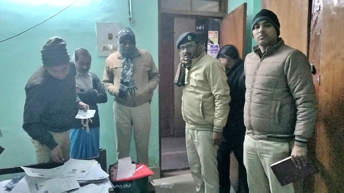 हॉस्टल से पुलिस ने नीट एडमिट कार्ड और जला नोट बरामद किया