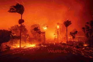 LOS ANGELES WILDFIRES  BURNING HOMES THROUGH FLAMES  FLAMES BROKE OUT  PACIFIC PALISADES WILDFIRE