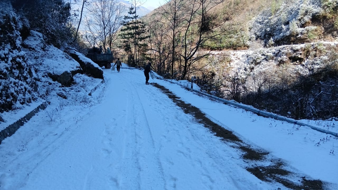 Tourists stranded in frozen lake