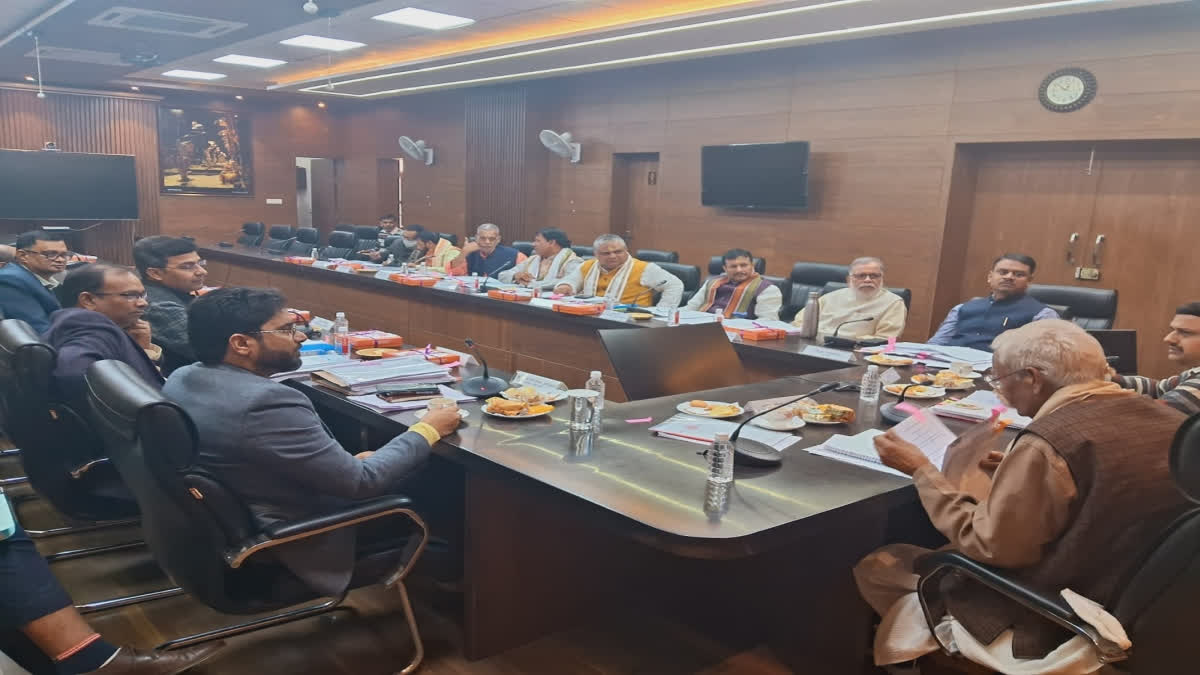 The 105th meeting of Shri Kashi Vishwanath Temple Trust was held in the Commissionerate Auditorium in Varanasi. Many important decisions were taken to provide good facilities to the devotees.