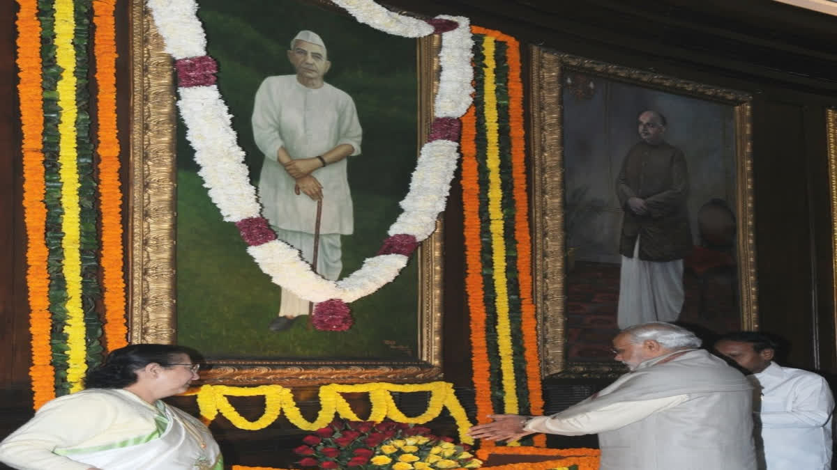 Prime Minister Narendra Modi pays homage to former PM Charan Singh and dedicates the Bharat Ratna Award conferred to Charan Singh to his incomparable contribution to the country.