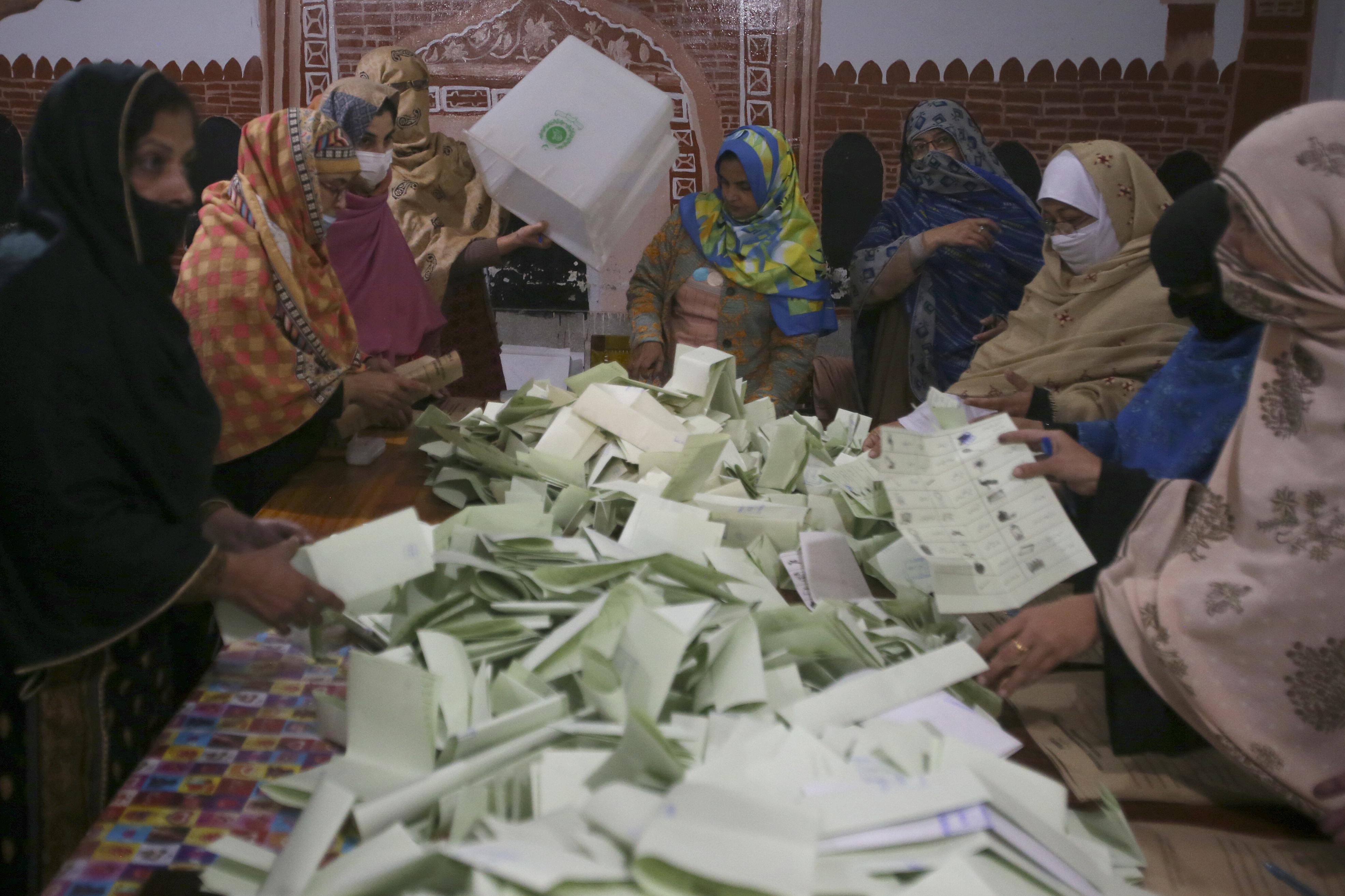 پاکستان میں ووٹوں کی گنتی جاری۔ ( PHOTO: AP)