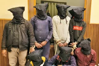 मोतिहारी में लुटेरा गिरोह के सात सदस्य गिरफ्तार, लूट का दो पिकअप और चरस बरामद