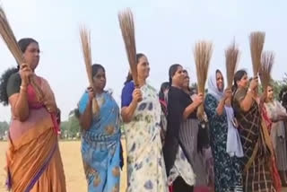 Mahila Morcha Moral Policing  konad beach Moral Policing  Kozhikode beach bjp moral policing  സദാചാര ഗുണ്ടായിസം കോന്നാട് ബീച്ച്  ബിജെപി മഹിള മോർച്ച സദാചാരം