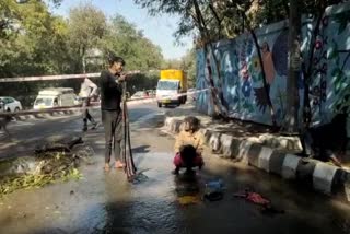 दिल्ली की सड़क बनी धोबी घाट