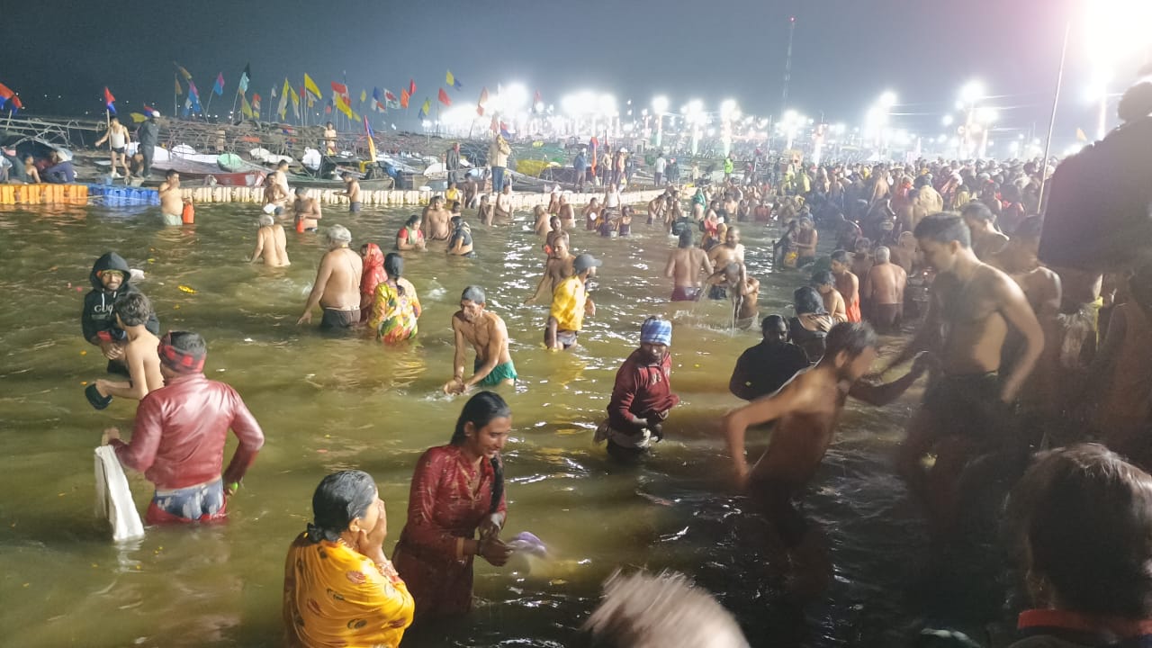 माघ मेले में मौनी अमावस्या का स्नान करने के लिए उमड़ी श्रद्धालुओं की भीड़.